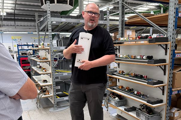 Auf der Aluminium-Rückplatte der 805 D5 werden die Bauteile der Frequenzweiche montiert.