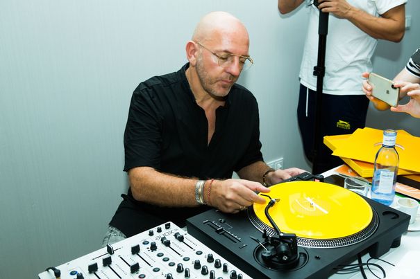 Sven Väth erklärt die entscheidenden Eigenschaften des SL-1210MK7 für den harten DJ-Alltag ... oder Allnacht.