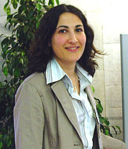 PR-Frau Sevgi Gezici betont die Verbindungsmöglichkeiten der Geräte untereinander.