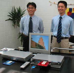 Katsuhiko Miwa (links) und Fumiyasu Fujimori (rechts) stellten die neuen DVD-RAM-Modelle von Panasonic vor.