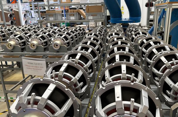 Basschassis warten auf den Einbau an der Seite der Assembly Line.