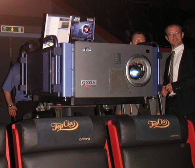 Kinotaugliche Präsentation: JVC zeigte Bilder auf einer 11 x 6 m grossen Leinwand mit dem D-ILA-Projektor DLA-QX1G.