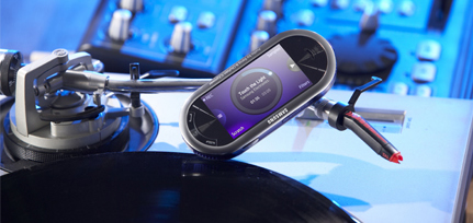 Das Samsung BEATDJ M7600 ist mit einer DJ-Software ausgestattet, die es erlaubt, die Musik von der Speicherkarte mit der eigenen Stimme und zusätzlichen Soundeffekten abzumischen.