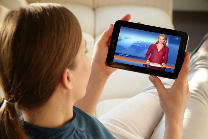 Der TV und das Smartphone oder Tablet können mit Smart View auch unterschiedliche Inhalte auf den beiden Geräten darstellen