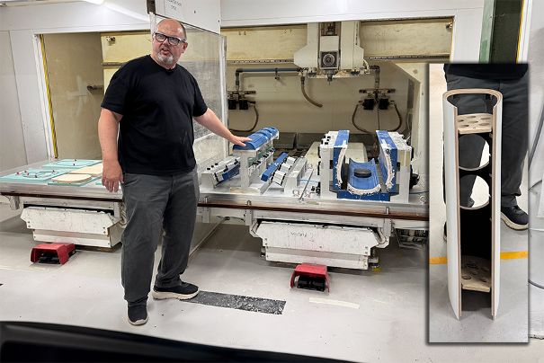 Mehrere CNC-Fräsmaschinen bearbeiten die Rohgehäuse und Gehäusebaugruppen: Die CNC-Maschine holt die unterschiedlichen Fräser und Bohrer selbstständig aus einem Werkzeugschrank (im Bild nicht sichtbar).