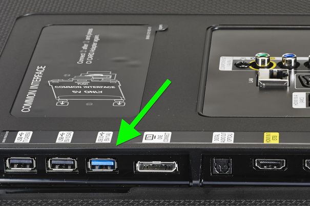 Via USB kann man Video- und Photodateien direkt an den TV verfüttern. Für 4K-Videos sollte man eine Anschlussdose mit USB 3.0 (Pfeil) vewenden.