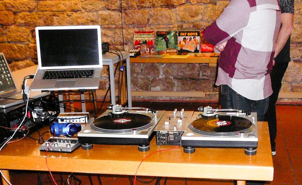 Auch die DJ-Scene gehört zur analogen Welt. Hier der Saal von PW aussen...
