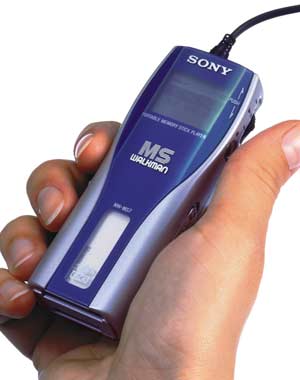 Sony sagt ja zu MP3 und bringt den erste Memory Stick Walkman NW-MS7. Er speichert 2 Stunden Musik auf dem Sony Memory Stick mit 64 Mbyte. Memory Sticks mit 256 MByte sind in Vorbereitung