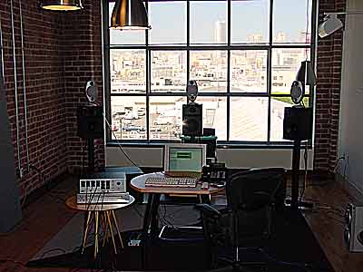 Testraum mit Lautsprechern und Mehrkanal-Equipment. Im Hintergrund ist die Stadt San Francisco zu sehen.