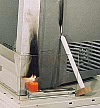 Bereits eine zu nahe stehende oder eine umgefallene Kerze kann einen Fernsehbrand verursachen.