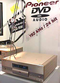 Der DV-AX10 von Pioneer akzeptiert CD, DVD-Video, DVD-Audio und auch gleich die SACD