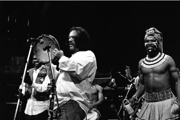 Airto Moreira mit Amampondo 1994 während der 
Outernatilonal Meltdown Sessions im Baxter Theatre in Kapstadt