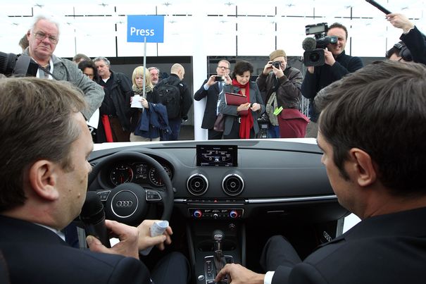 Der A3, der auf der CeBIT erstmals in Deutschland zu sehen ist, präsentiert das Infotainment der neuesten Generation. Zudem sollen die Audi-Modelle mit dem Internet, der Infrastruktur und anderen Fahrzeugen vernetzt werden.