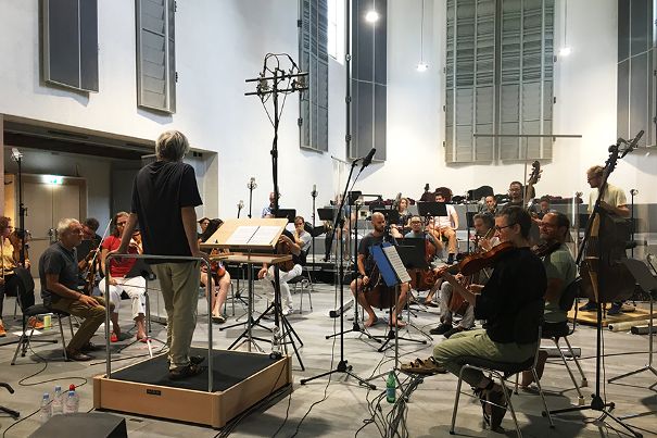 Aufnahme Haydn 2032 Edition, Volume 12 «Les Jeux et les Plaisirs» mit dem Kammerorchester Basel und Giovanni Antonini im brandneuen Don-Bosco-Saal in Basel (Schuhschachtel-Form mit Akustikpaneelen). Tonmeister: Jean-Daniel Noir.