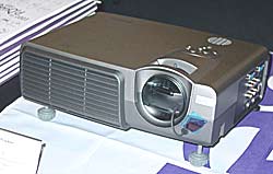 Der DX650 von Benq ist ein DLP-Projektor mit XGA-Auflösung und 1600 ANSI Lumen.