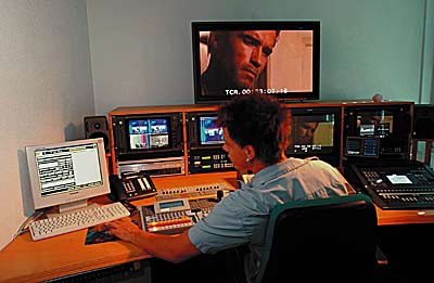 Ein Pay-TV-Anbieter benötigt ebenso wie ein normaler Fernsehsender ein Programmstudio mit entsprechender Regie. (Bild: Teleclub)