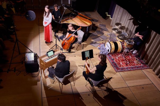 Zoë Mës Band verteilt um die Jecklin-Scheibe.