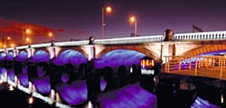 Die Brücke über den River Clyde im schottischen Glasgow mit der Beleuchtung von Philips zeigt den Stand der LED-Technik. (Bild: Philips)