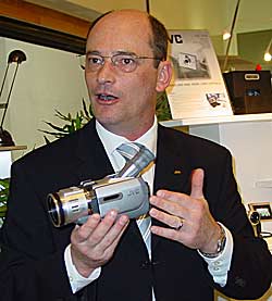 Zwei Modelle mit 1/4 Zoll und 1,33 Megapixel CCD bietet JVC als
