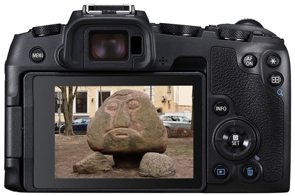 Beliebtes Fotosujet: der «Stone Head» in Rigas Altstadt. Die Canon EOS RP stellt die verschiedenen Farben der Steinschichten sehr präzise dar.