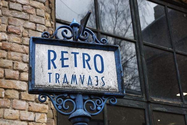 Retro-Strassenbahn: Der Canon-EOS-RP-Workshop für Porträt-Aufnahmen fand in einem stillgelegten Tramdepot statt.