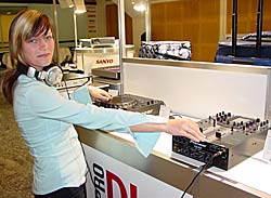 Gekonnt präsentiert Tina Valentina das Zusammenspiel des 2-Kanal-Mixers mit dem DJ-CD-Spieler von Pioneer.