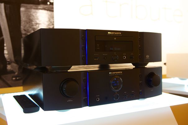 Sieht gut aus und hört sich spannend an: Marantz SA14S1 Premium SACD-Player mit intergriertem USB-DAC, und der Verstärker PM-14S1. Die Geräte kommen im Oktober und kosten je 2499 Euro. 