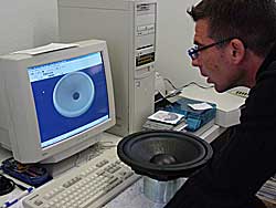 Dipl. Ing. Göbl simuliert das Verhalten einer Tieftonmembran am Computer.