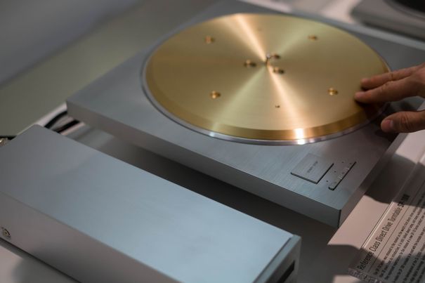 Mit dem SP-10R kommt bald der neue Referenz-Plattenspieler von Technics auf den Markt. Der Präzisions-Direktantrieb mit externer Steuerung und Aufnahme für Tonarme vieler Hersteller dürfte jene Vinylhörer interessieren, die es ganz ernst meinen.