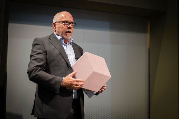 Fast eine optische Täuschung: Steve Devonshire (Training Manager B&O) hält keinen Würfel, sondern ein hexagonales Beosound-Shape-Element. Ein Wandlautsprecher, der im Verbund mit weiteren Elementen zu Klangkunst wird.