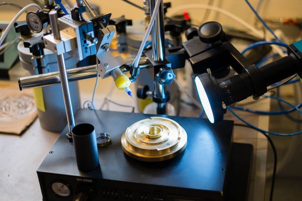 Eine Mikroskop-Kamera hilft bei der exakten Positionierung der Klebestellen in der Prototypen-Fertigung der Hochtöner aus Eigenfabrikation.