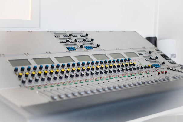 IBIS: Digitale Mixing-Konsole, die erste Produktelinie von Weiss Engineering. Sie wurde in den 1990er-Jahren unter anderem von Sony Music New York für klassische Musikproduktionen eingesetzt. Sie entspricht heute noch dem Stand der Technik.