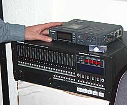 Der Mackie 24-Kanal HardDisk-Recorder (unten) arbeitet hochauflösend mit 24 Bit und 96 kHz Samplingfrequenz. Oben: Stereo-DAT.