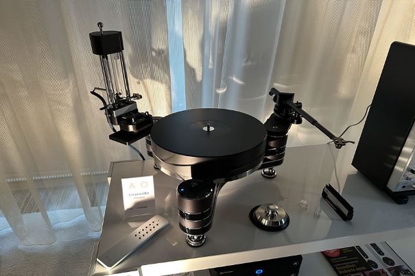 Interessanter Vergleich mit einem Clearaudio-Innovation-Laufwerk: Was klingt besser, Tangential- oder Radialtonarm?