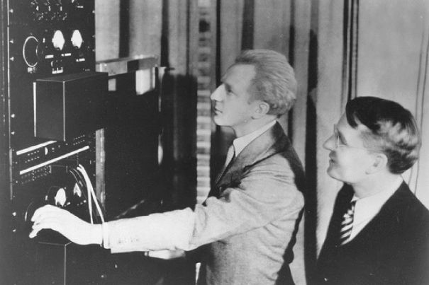 Harvey Fletcher von Bell Labs und Dirigent Leopold Stokowski übertrugen 1933 Live-Orchesterklang von Philadelphia nach Washington – räumlich auf drei Kanälen.