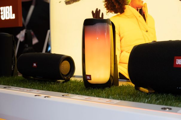 Der Pulse 4 Speaker ist eine grosse JBL-Neuheit, die im Takt und gemäss der Stimmung der Musik sehr schöne Lichteffekte erzeugt. Er ist ein echter Hingucker und Stimmungsmacher an jeder Party.