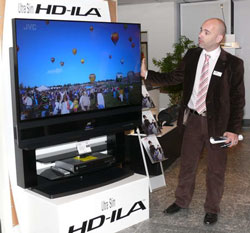 Der von Fabrice Nussbaumer, Product Manager bei JVC, präsentierte HD-58S80 kostet 6490 Franken.