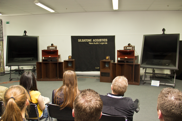 Gänsehautsound bei Silbatone Acoustics: Aussen die restaurierten Western Electric 15E Kinobeschallungs-Hörner aus den 30er Jahren mit phänomenalem Klang. In der Mitte Western Electric Nachbauten von G.I.P Laboratory.