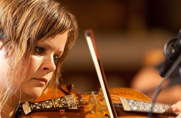 Die brillante Geigenspielerin Annbjørg Lien verleiht dem Album mit Instrumenten wie Hardanger Fiddel und Nyckelharpa einen ganz bestimmten nordisch-folkloristisch angehauchten Touch