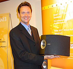 Bose Manager Jürgen Imandt mit dem 301 Speaker.