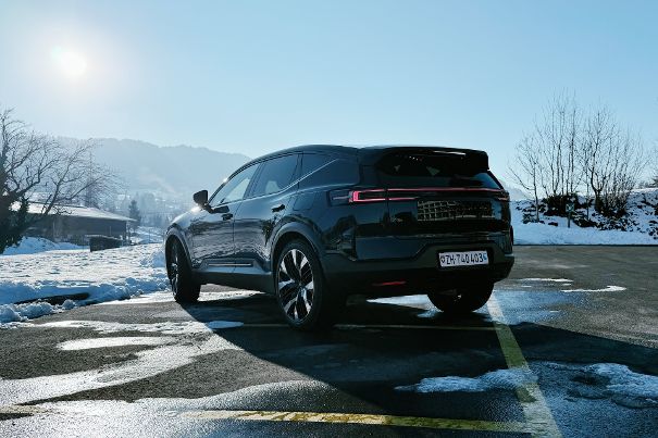 Auf Winter-Testfahrt: Der Polestar 3 Performance mit Bowers & Wilkins 3D Surround oberhalb des Zürichsees.
