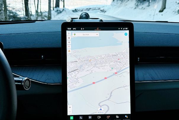 Polestar vertraut softwareseitig auf Google. Navigiert wird entsprechend mit Google Maps.