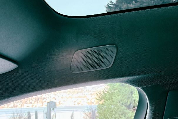 Im Dachhimmel heben Height-Speaker bei 3D-Klangwiedergabe die Bühne über das Armaturenbrett.