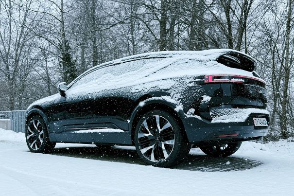 Manchmal schneits in der Schweiz. Doch im Polestar 3 wird einem sofort warm ums Her(t)z.