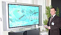 Jean Claude Jolliet von der Koenig Apaarate AG präsentiert die neusete Marke im Vertriebssortiment: Hyundai mit ihren LCD- und Plasmafernsehern.
