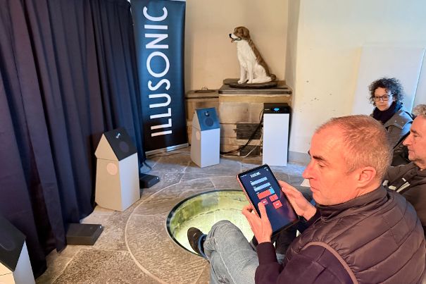 Christof Faller von Illusonic bei der Vorführung mit 3-Kanal-Stereophonie über die neuen Klangwerk VOCE. (Foto: Stefan Schickedanz)