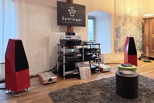 Versuchung in Rot: Wilson Sabrina mit Elektronik von Dan D’Agostino. (Foto: Stefan Schickedanz)