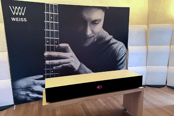Weiss LIVEBOX, die Soundbar mit Cross-Talk-Cancelling beschreitet neue Wege. (Foto: Stefan Schickedanz)
