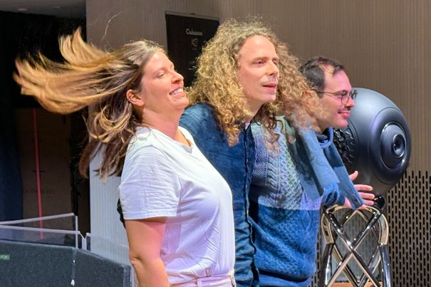 Martina Linn und ihre musikalische Begleitung (v. l.): Clemens Kuratle, (Perkussion) und Rafael Jerjen (Bass).