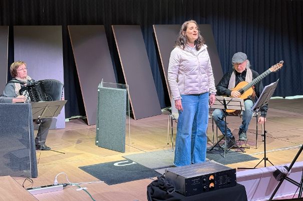 Marcela Arroyo mit der Akkordeonistin Patricia Draeger und dem Gitarristen Quique Sinesi boten Tango-Jazz. (Foto: Stefan Schickedanz)